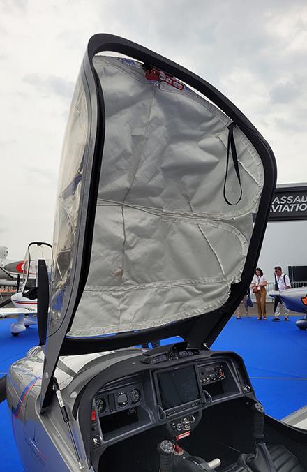 Vue du poste de pilotage de l’Elixir Aircraf équipé de la protection thermique AéroSolar®